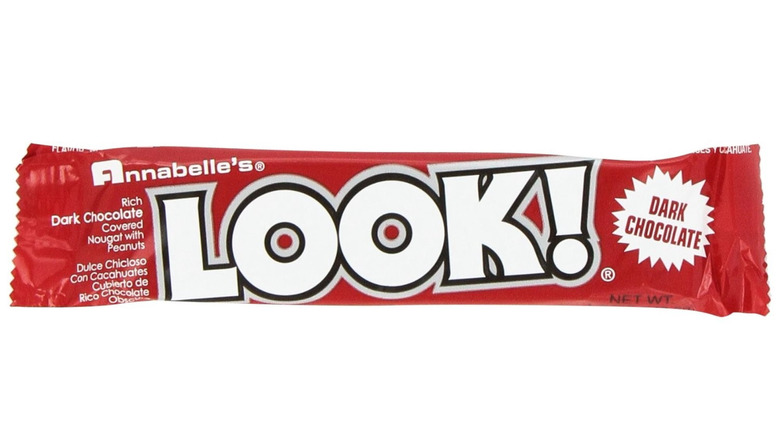 ¡La mirada de Annabelle! barra de chocolate sobre fondo blanco