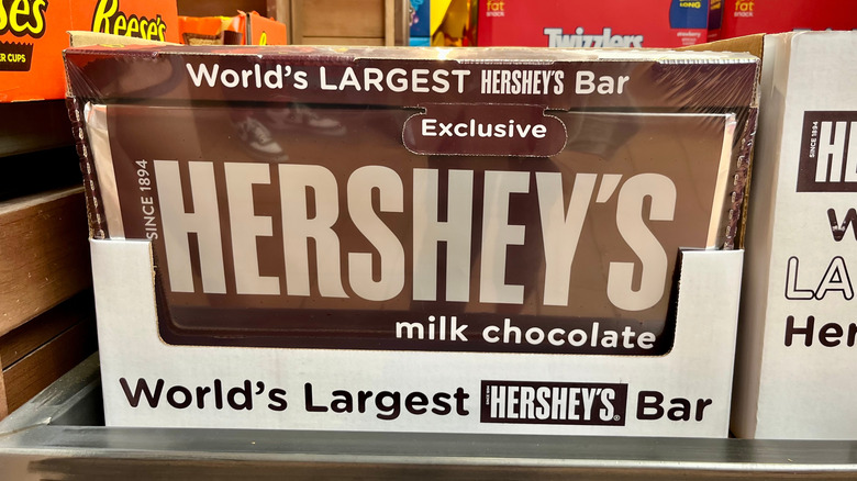 Barra de chocolate con leche Hershey's en una tienda