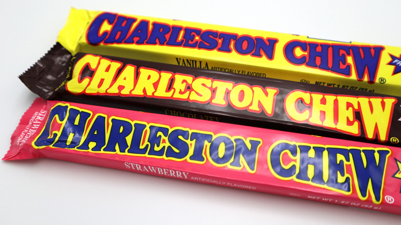 Variedades de barras de caramelo Charleston Chew: chocolate, vainilla y fresa