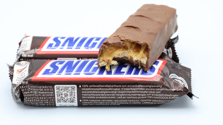 Barras de caramelo Snickers abiertas