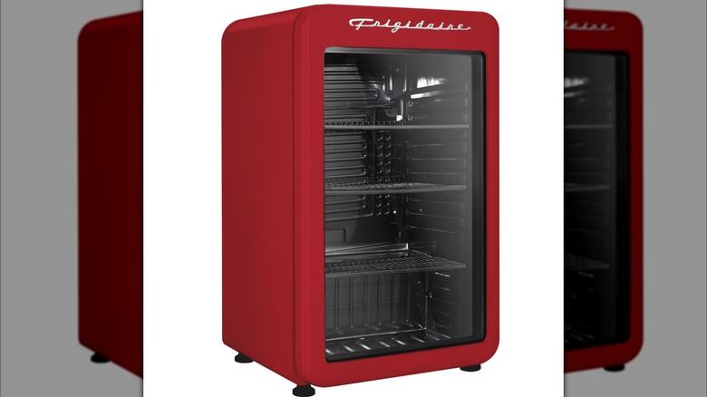 Nevera compacta retro Frigidaire roja con enfriador