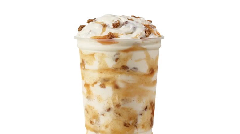 Un Wendy's Apple Crumble Frosty Fusion sobre un fondo blanco.
