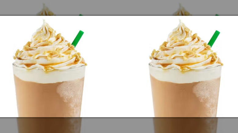 Dos Lattes crujientes de manzana congelada Krispy Kreme sobre un fondo blanco.