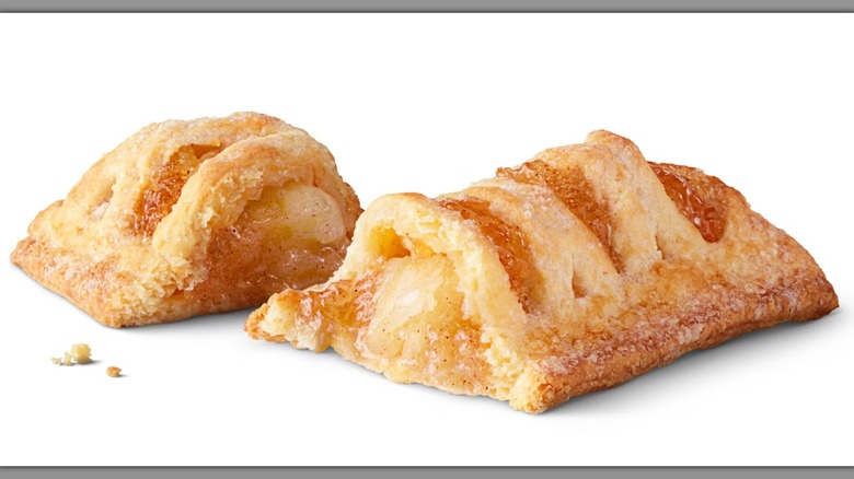 Un pastel de manzana horneado McDonald's abierto sobre un fondo blanco.