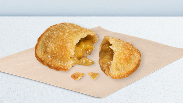 Una empanada de manzana y caramelo Taco Bell abierta en un envoltorio