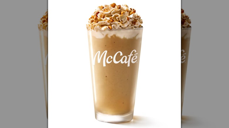 Una bebida de McDonald's Caramel Apple sobre un fondo blanco.