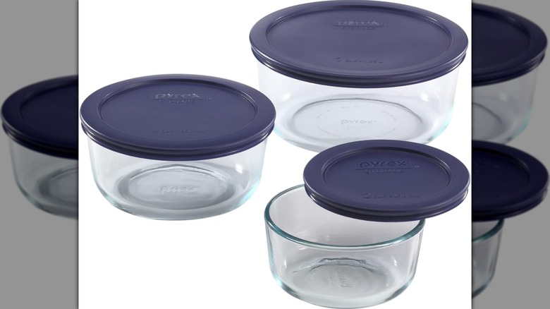 Pyrex Simply Store recipientes de almacenamiento de alimentos de vidrio sobre un fondo blanco.