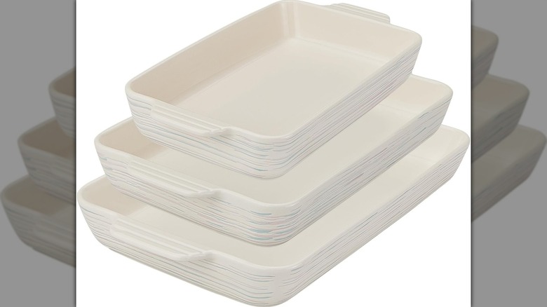 Platos para hornear de cerámica Pyrex sobre un fondo blanco.