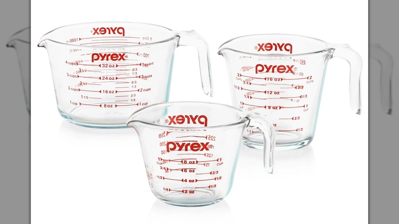 Tazas medidoras de vidrio Pyrex Essentials sobre un fondo blanco.