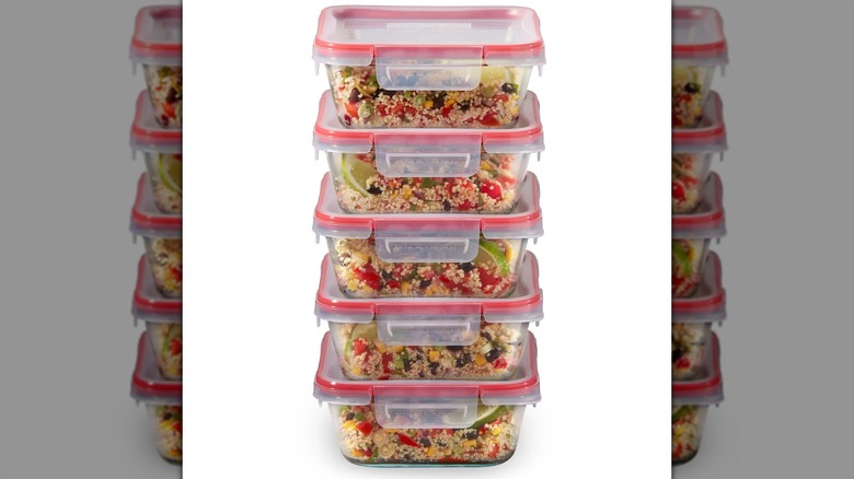 Recipientes de almacenamiento de alimentos de vidrio Pyrex Freshlock sobre un fondo blanco.