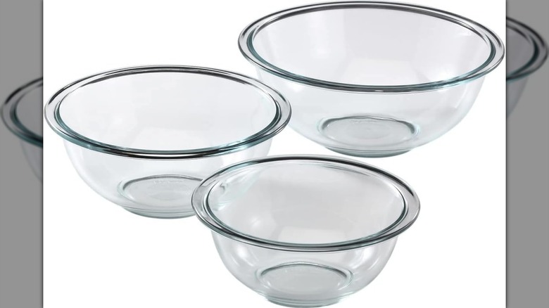 Cuencos de vidrio Pyrex Essentials sobre un fondo blanco.