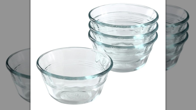 Taza de natillas Pyrex sobre un fondo blanco.