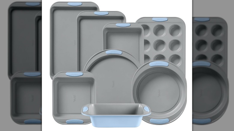 Utensilios para hornear de metal Pyrex sobre un fondo blanco.