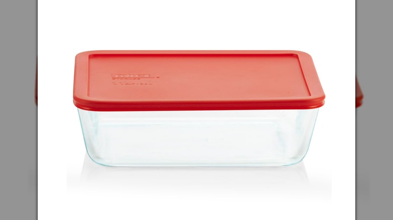 Pyrex Simply Store recipiente de almacenamiento de alimentos de vidrio de 11 tazas sobre un fondo blanco