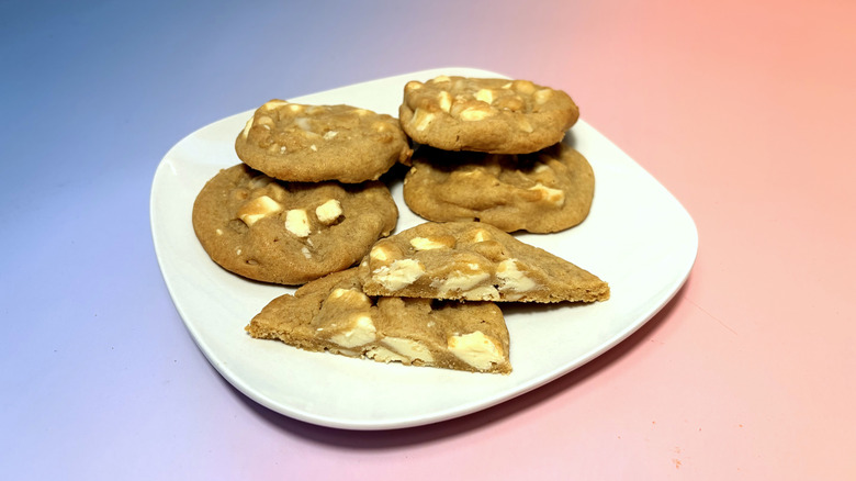 Plato de galletas Kirkland Signature de doble nuez con trozos de chocolate blanco