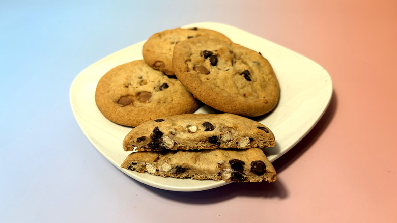 Galletas dulces y saladas Kirkland Signature en plato