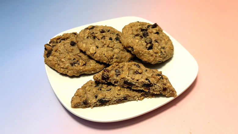 Galletas de avena con pasas Kirkland Signature en un plato