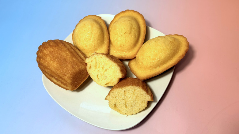 Galletas Kirkland Signature Madeleine en plato