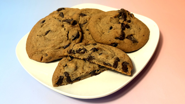 Galletas con trozos de chocolate Kirkland Signature en un plato