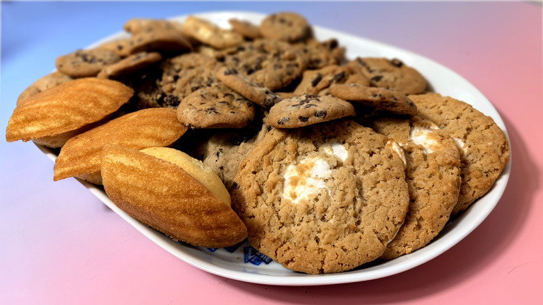 Primer plano de un plato con una variedad de galletas Kirkland Signature