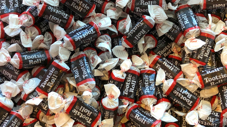 Montón de Tootsie Rolls envueltos.