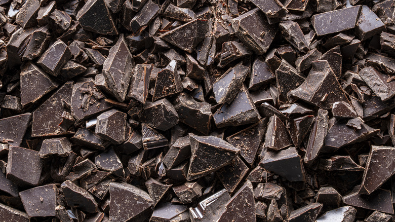 Trozos rotos de chocolate amargo.