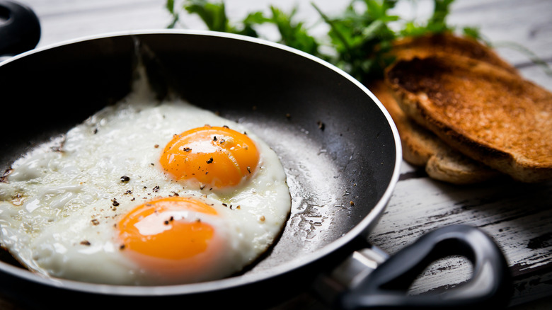 Dos huevos fritos en sartén
