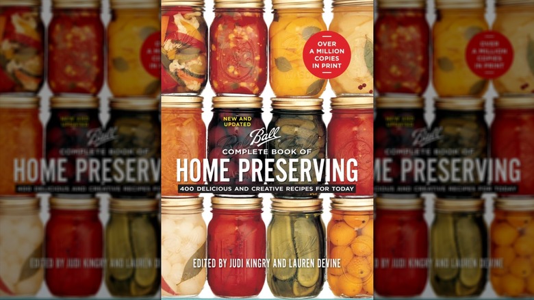 Portada del libro de cocina Ball Complete Book of Home Preserving.