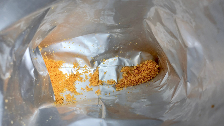 Doritos migajas en el fondo de una bolsa.