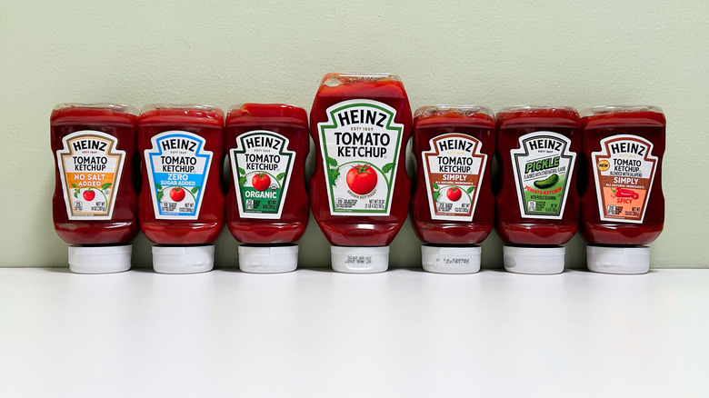 Variedades de ketchup Heinz alineadas contra una pared