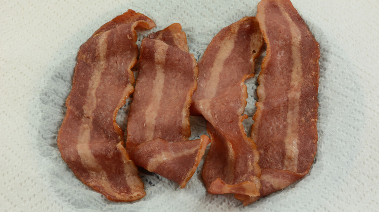 Tocino calentado en el microondas sobre una toalla de papel
