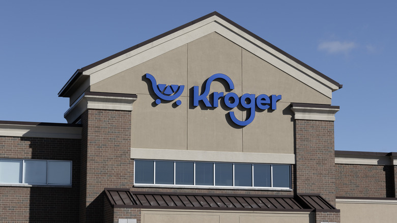 Cerca de algunos carritos de supermercado Kroger apilados juntos