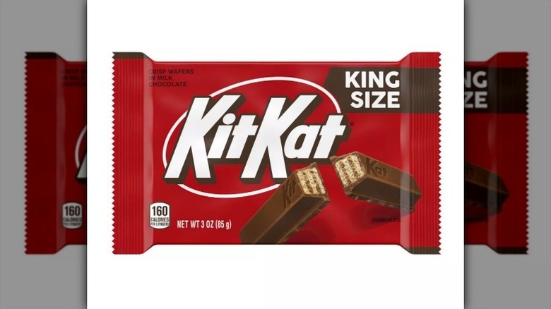 Kit Kat king size en un envoltorio rojo sobre fondo blanco.