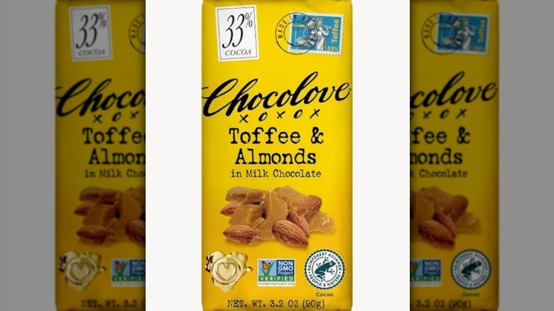 Barra de caramelo y almendras Chocolove en un envoltorio amarillo sobre fondo blanco.