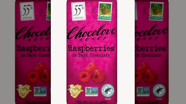 Chocolate negro de frambuesa Chocolove en un envoltorio magenta brillante sobre fondo blanco