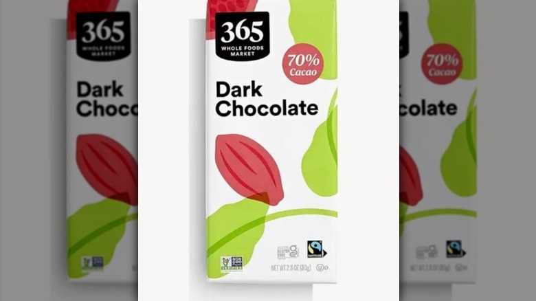 Barra de chocolate negro 365 con una etiqueta roja, verde y blanca sobre fondo blanco.
