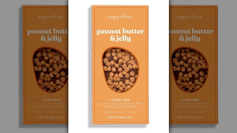 Barra de caramelo de mantequilla de maní y jalea Sugarfina en un paquete naranja sobre fondo blanco