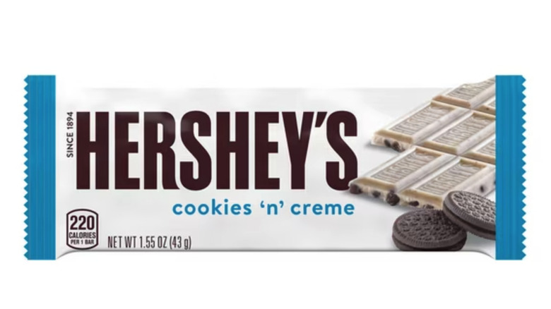 Barra de galletas y crema de Hershey en un paquete blanco sobre fondo blanco