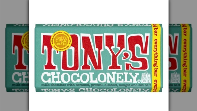 Tony's Chocolonely todo bar en un paquete verde azulado sobre fondo blanco.