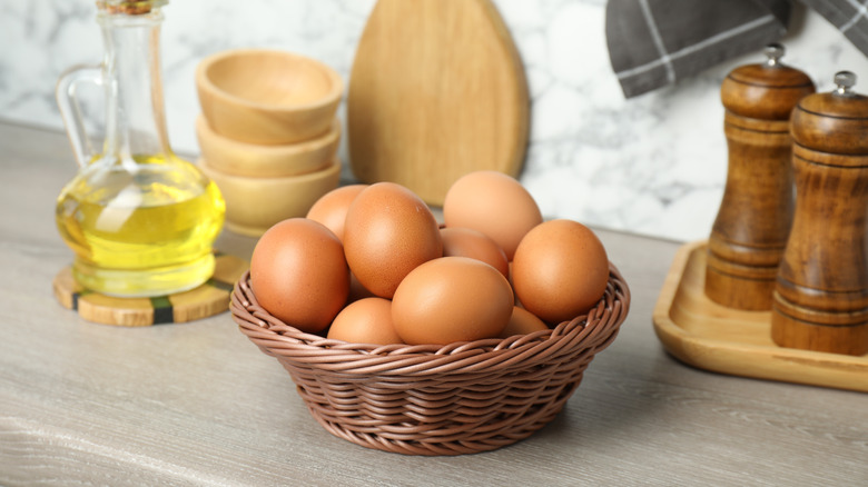 Cesta de huevos a temperatura ambiente.