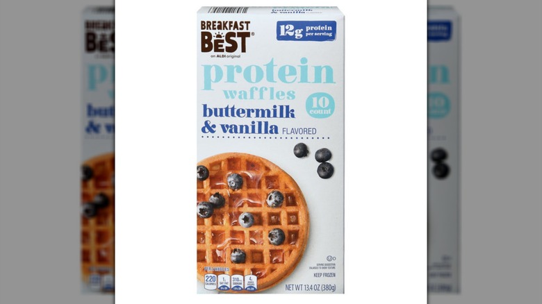 Una caja de Aldi's Breakfast Best Buttermilk & Vanilla Protein Waffles sobre un fondo blanco.