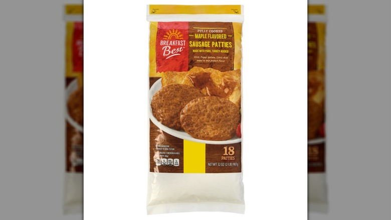 Un paquete de Aldi's Breakfast Best Maple salchichas empanadas sobre un fondo blanco.
