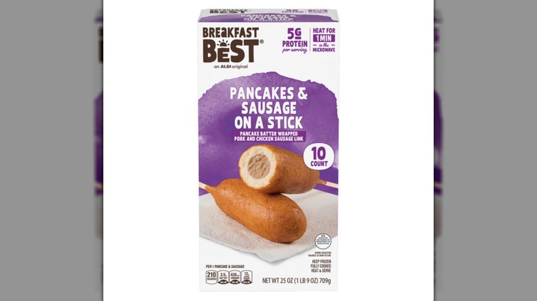 Una caja de Aldi's Breakfast Best Pancakes & Sausage On-A-Stick sobre un fondo blanco.