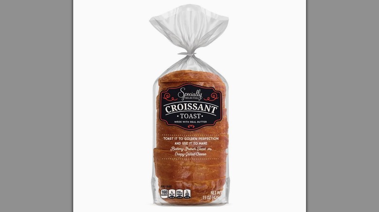 Una bolsa de croissant tostado especialmente seleccionado de Aldi sobre un fondo blanco