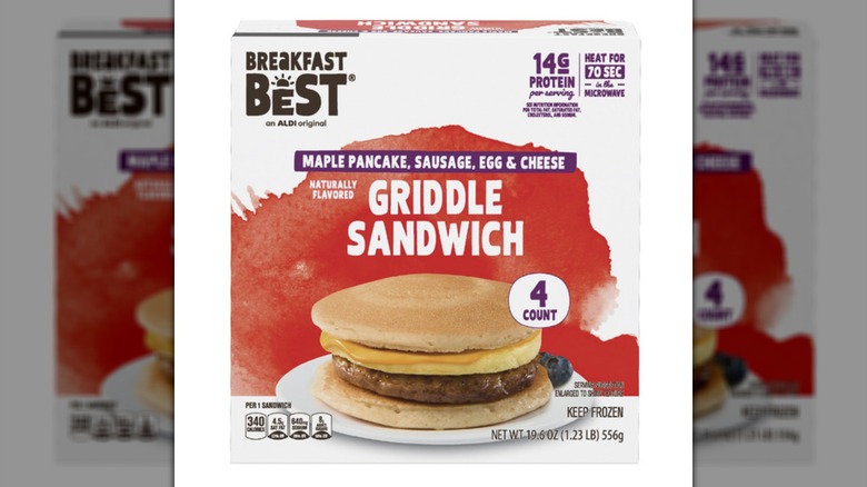 Una caja de Aldi's Breakfast Best Griddle Sandwiches sobre un fondo blanco.