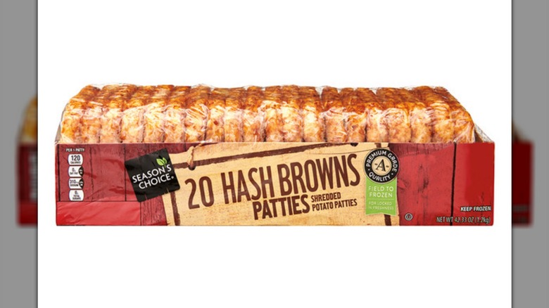 Aldi's Season's Choice Hash Brown Patties sobre un fondo blanco.