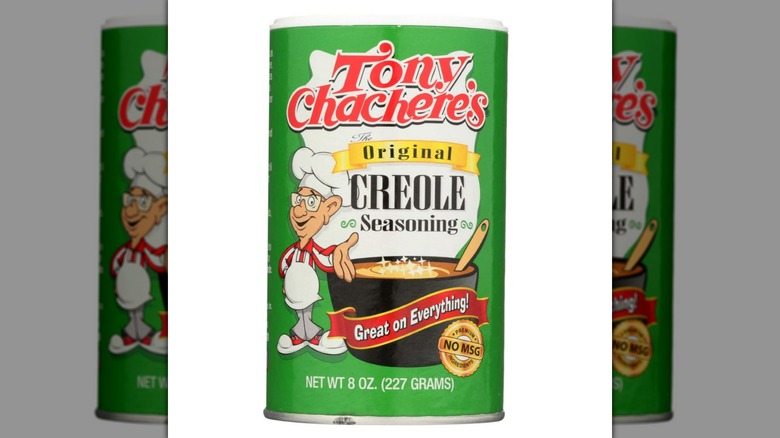 Una botella de condimento criollo original de Tony Chachere sobre un fondo blanco.