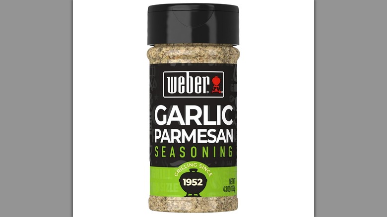 Una botella de condimento Weber de ajo y parmesano sobre un fondo blanco.