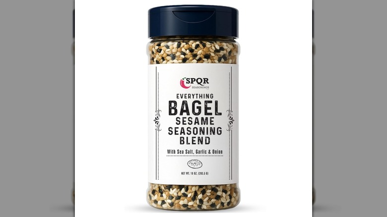 Una botella de SPQR Seasonings Everything Bagel Sesame Seasoning Blend sobre un fondo blanco.