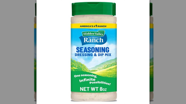 Una botella de polvo de condimento Hidden Valley Ranch sobre un fondo blanco.